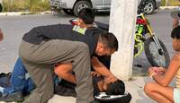 Paramédicos atendieron a los jóvenes tras el percance vial.