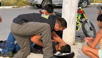 Paramédicos atendieron a los jóvenes tras el percance vial.
