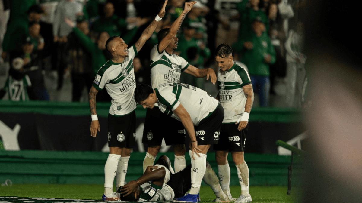 Estos son algunos de los peores festejos en el fútbol tras la caída del jugador brasileño.