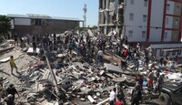 Residentes y equipos de rescate buscan entre los escombros de un edificio derrumbado tras el terremoto que azotó Cali.