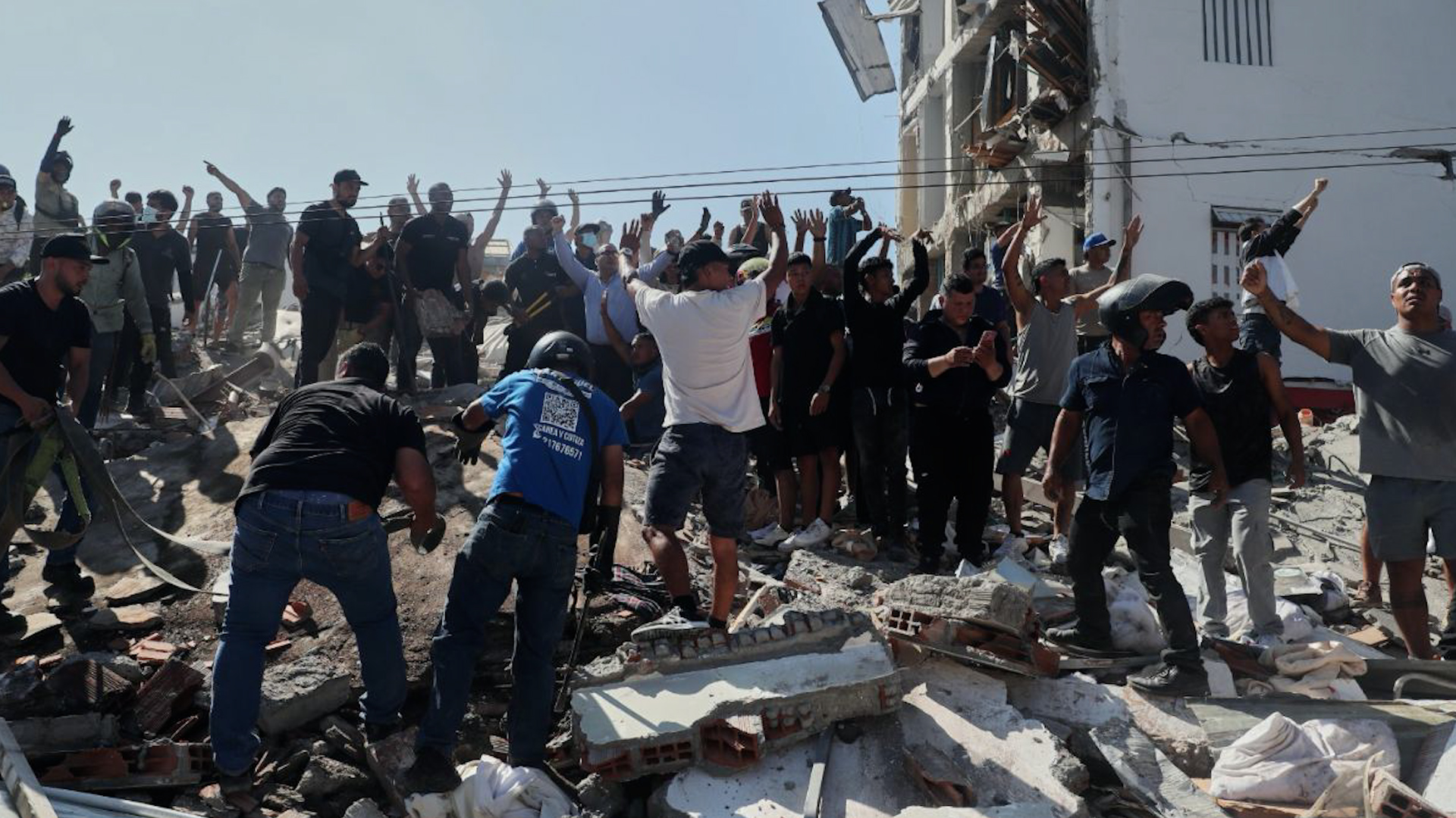Sismo de magnitud 7.4 en Colombia deja edificios derrumbados y 6 aeropuertos dañados