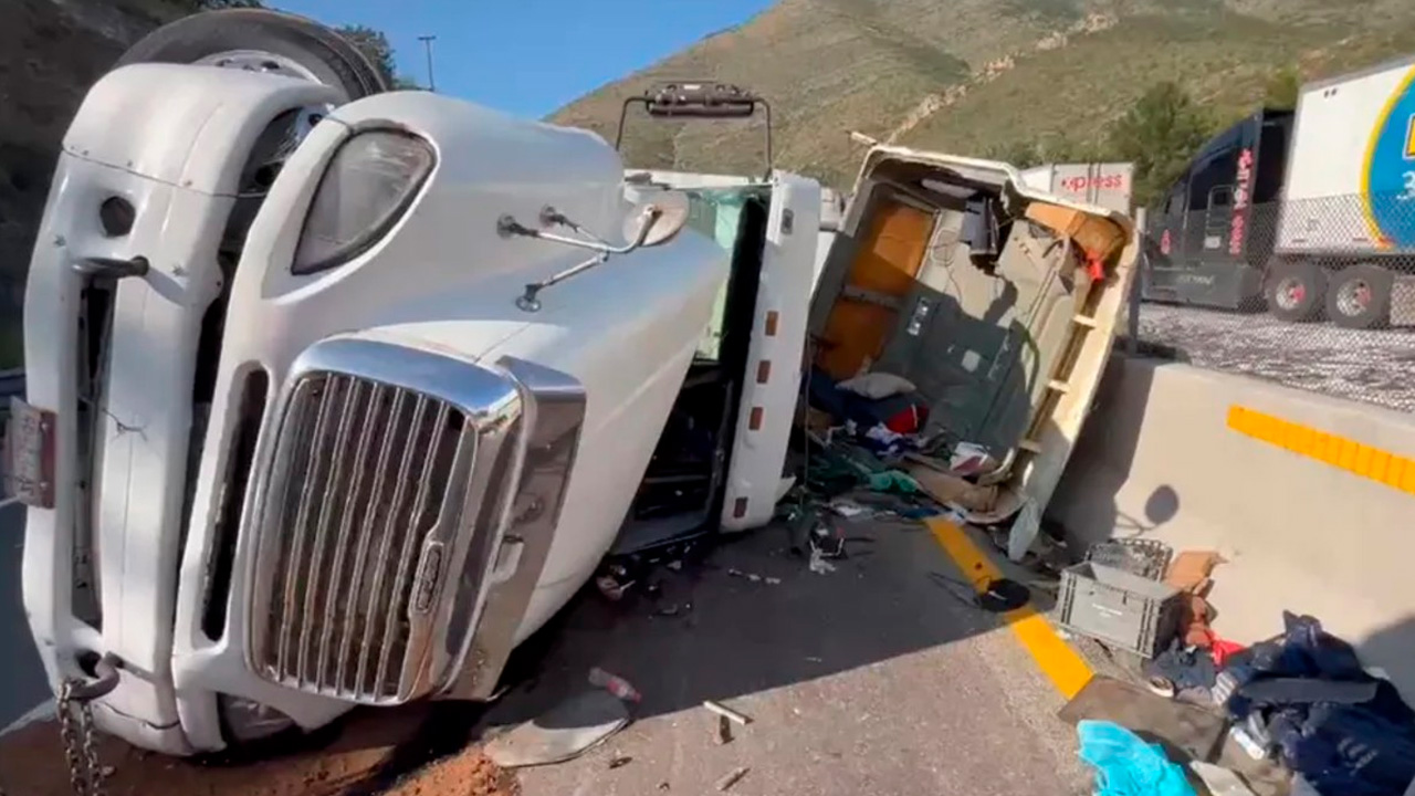 Tráiler vuelca en la Carretera 57 y provoca cierre en Arteaga, Coahuila