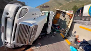 Tráiler vuelca en la Carretera 57 y provoca cierre en Arteaga, Coahuila