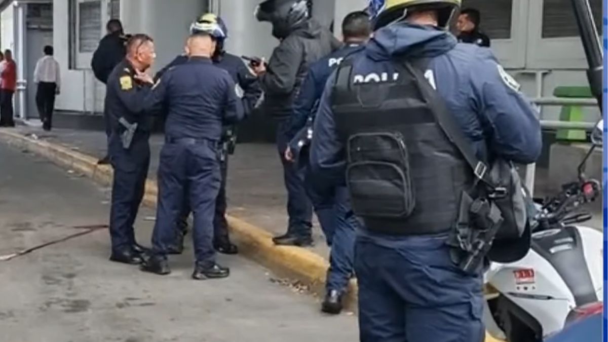 La víctima viajaba en su moto cuando fue baleado al exterior de la estación Oceanía del Metro CdMx. | Cortesía