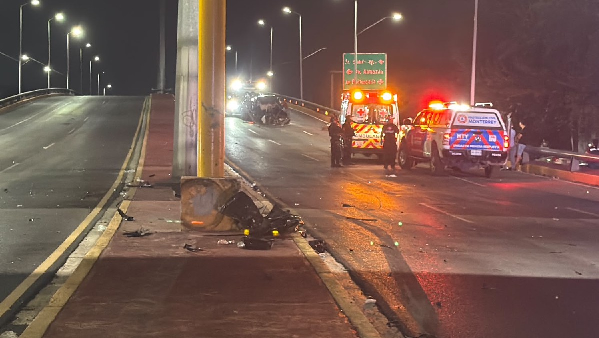 Al lugar arribaron elementos de Movilidad de Monterrey, de Fuerza Civil y de Protección Civil.