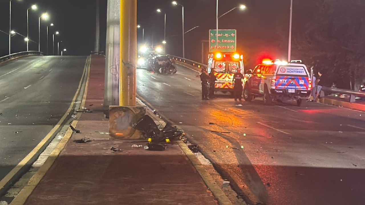 Automóvil queda destrozado tras impactarse contra puente en Monterrey