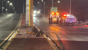 Automóvil queda destrozado tras impactarse contra puente en Monterrey