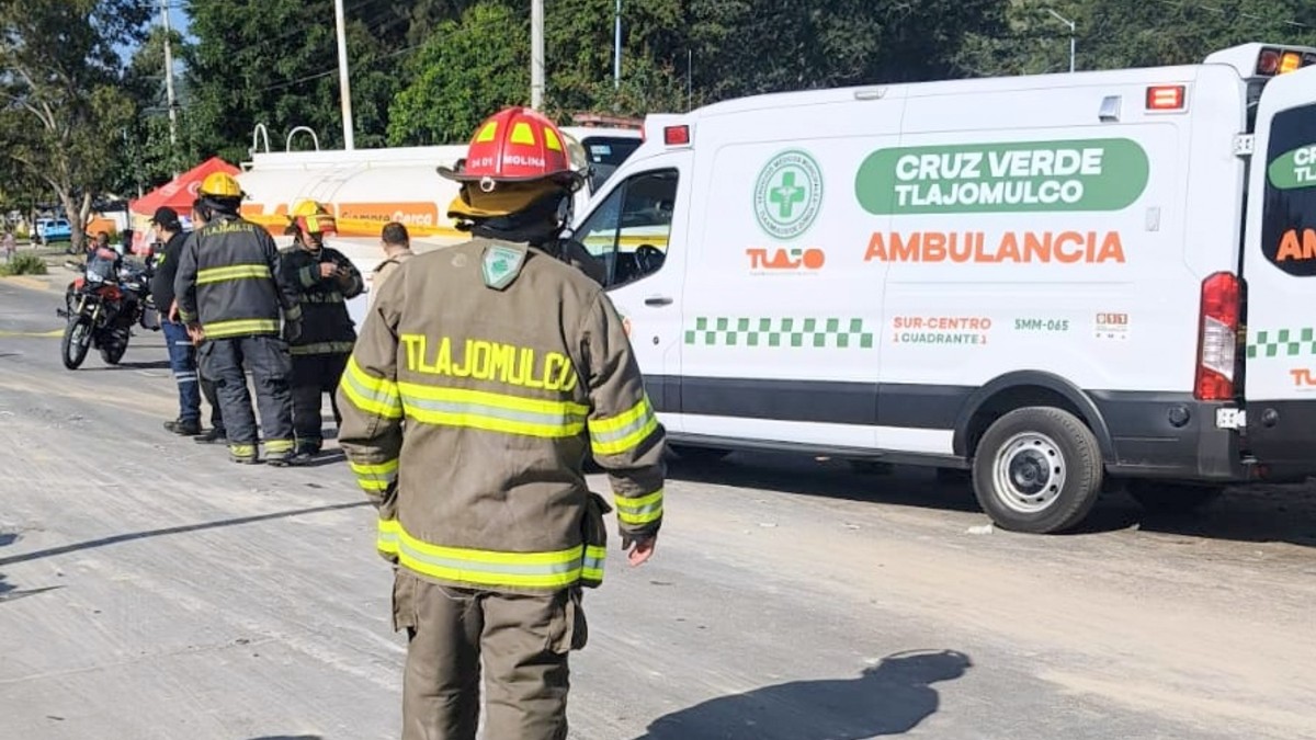 Bomberos y policías trabajaron para controlar los derrames de aceite y diésel tras el accidente | Protección Civil y Bomberos de Tlajomulco