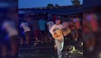Un camión de cervezas volcó en Cruz Grande, Guerrero; habitantes hicieron rapiña. | Flor Miranda Mayo