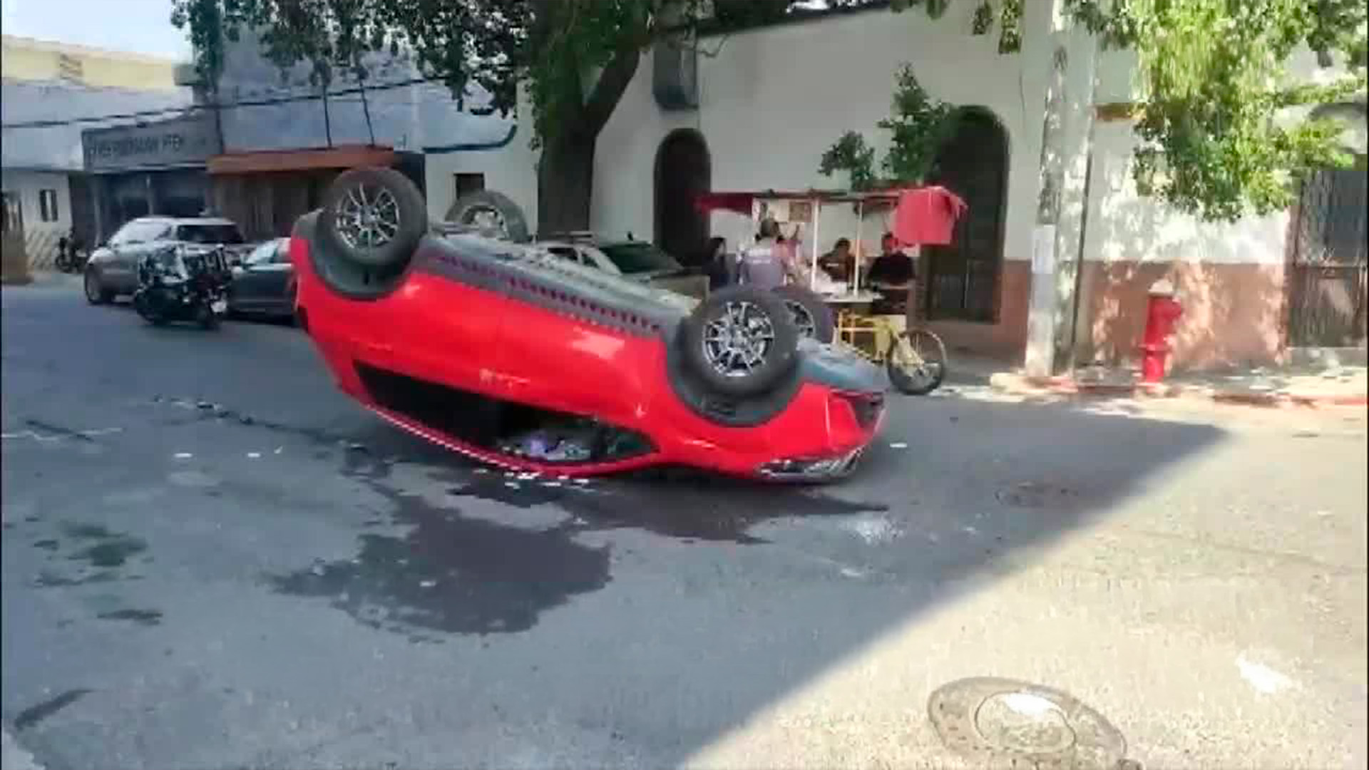 Camioneta ignora el semáforo y provoca aparatosa volcadura en el Centro de Monterrey