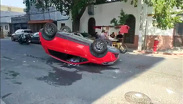 Camioneta ignora el semáforo y provoca aparatosa volcadura en el Centro de Monterrey