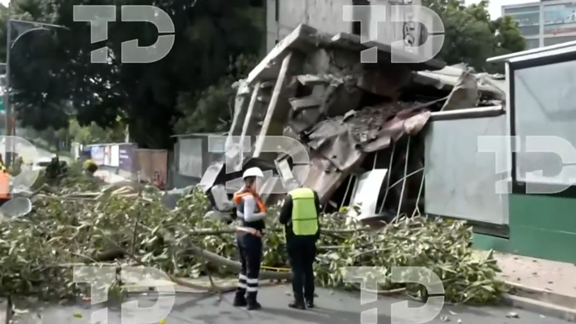 Colapsa edificio de 4 pisos en Viaducto Miguel Alemán; Fiscalía investiga negligencia