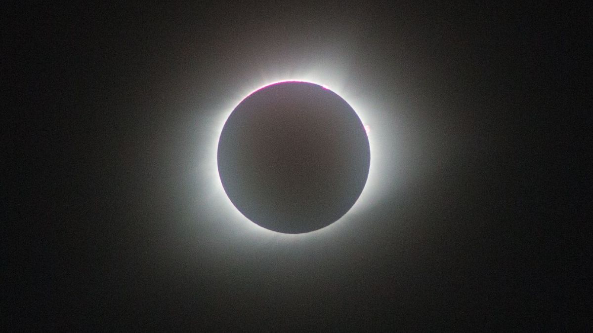 Un eclipse solar total ocurre cuando la Luna se coloca entre el sol y la Tierra, oscureciendo la superficie terrestre como si fuera de noche | Pexels