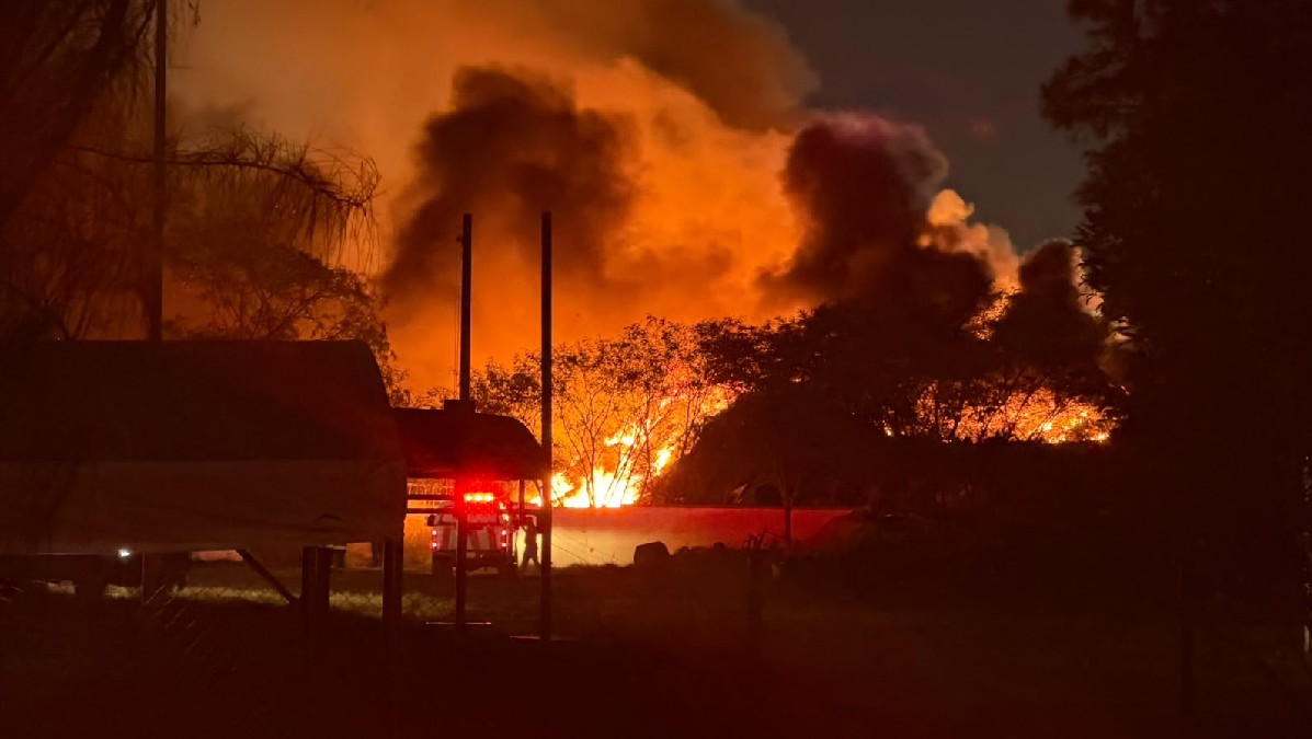 Hasta el momento, no se ha dado a conocer la causa que habría originado el incendio.