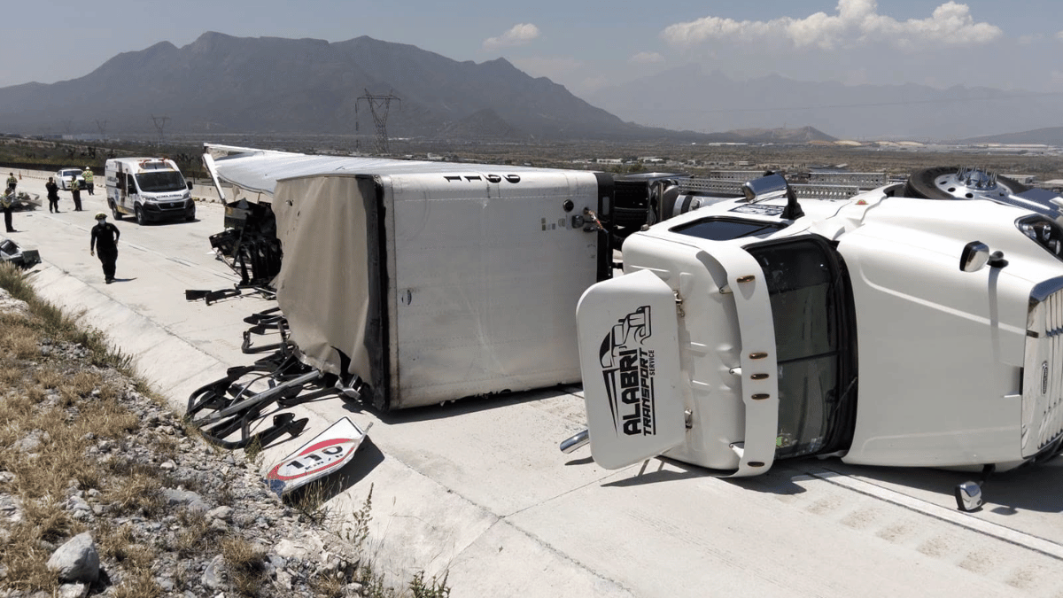 Hombre roba y vuelca tráiler en Santa Catarina