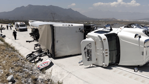 Hombre roba y vuelca tráiler en Santa Catarina