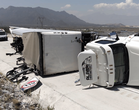 Hombre roba y vuelca tráiler en Santa Catarina