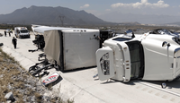 Hombre roba y vuelca tráiler en Santa Catarina