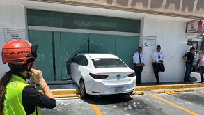El impacto también provocó daños al interior de la farmacia.| Especial