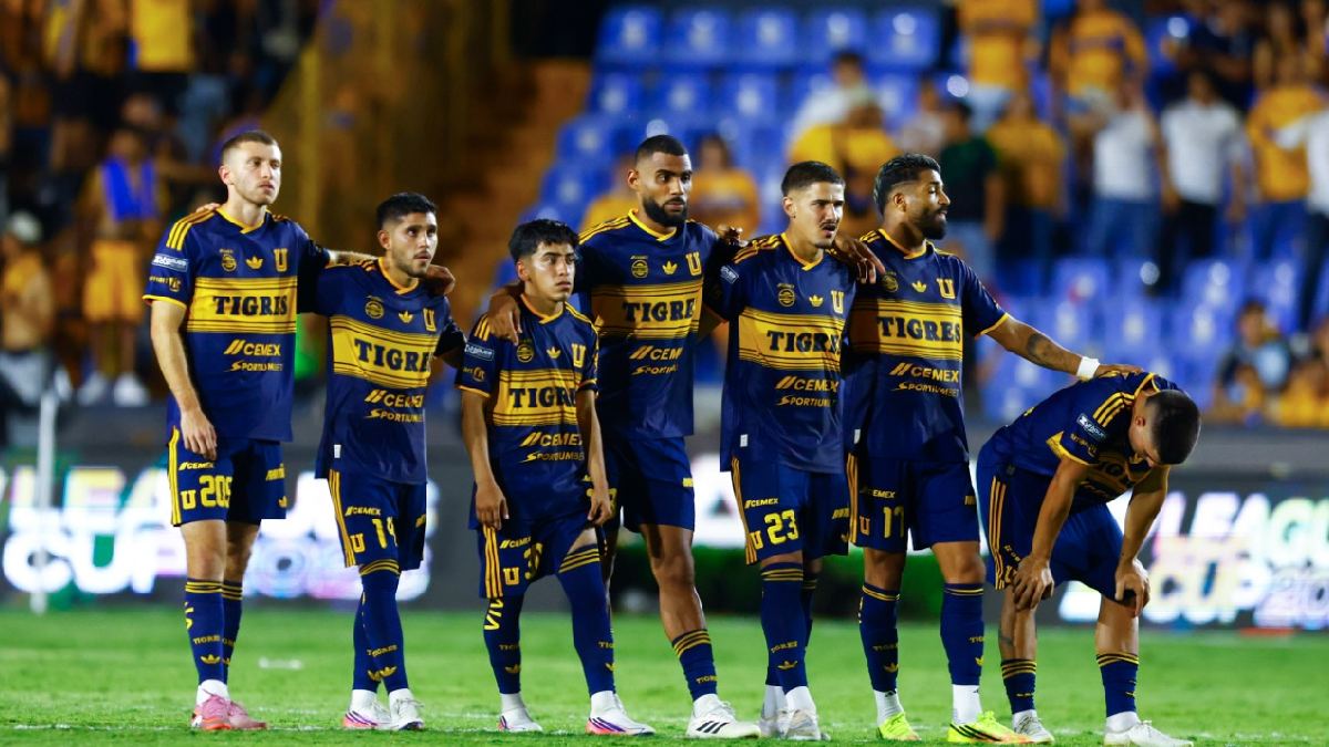 Nahuel Guzmán y Diego Lainez fueron expulsados en la recta final del partido / Jorge López