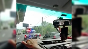 Policías de Tlalnepantla fueron suspendidos tras detener a un conductor para una revisión ilegal. | Telediario