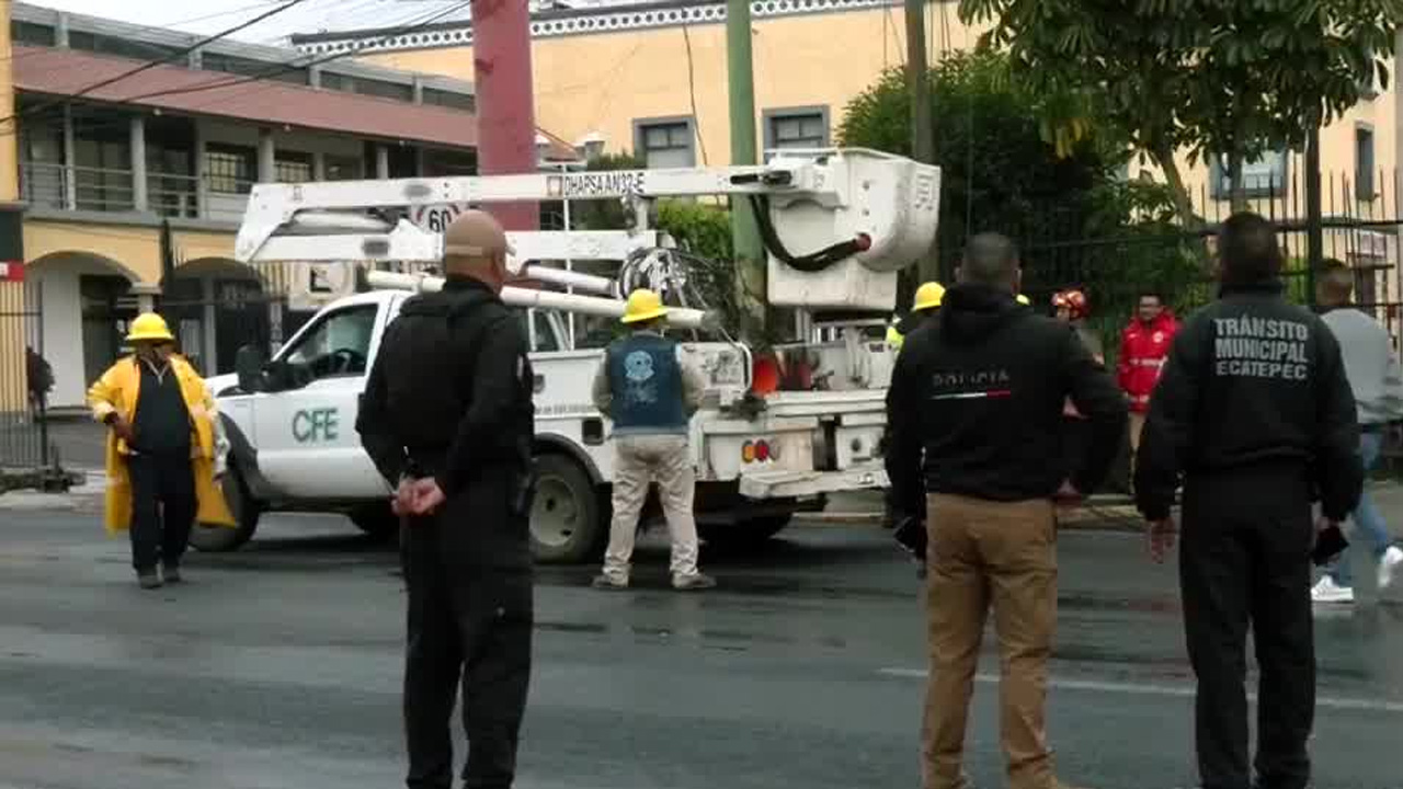 Tráiler deja sin electricidad a vecinos tras derribar postes en la vía Morelos, Ecatepec