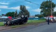 El vehículo se impactó directamente contra un poste ubicado a un costado de la vía.