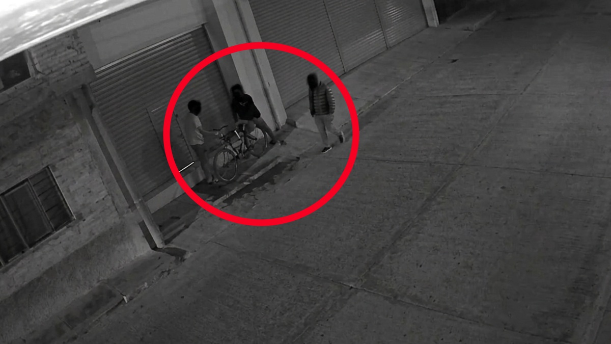 Los asaltantes habían pasado de largo al hombre que estaba sentado en la calle, pero segundos después regresaron para robarle su bicicleta |