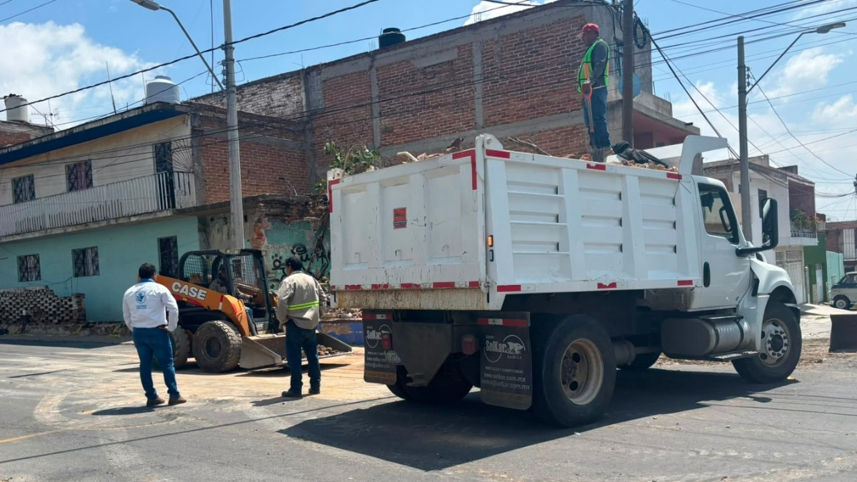 Autoridades derriban una casa en condiciones de deterioro, para evitar riesgos para quienes transitan por la zona.