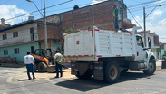 Autoridades derriban una casa en condiciones de deterioro, para evitar riesgos para quienes transitan por la zona.