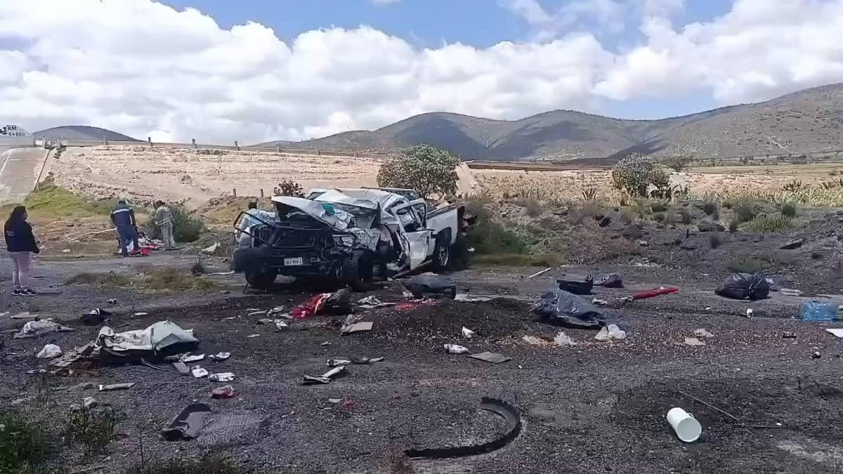 Una camioneta blanca de batea fue de las más dañadas por la carambola | Carolina Espinosa Rivera