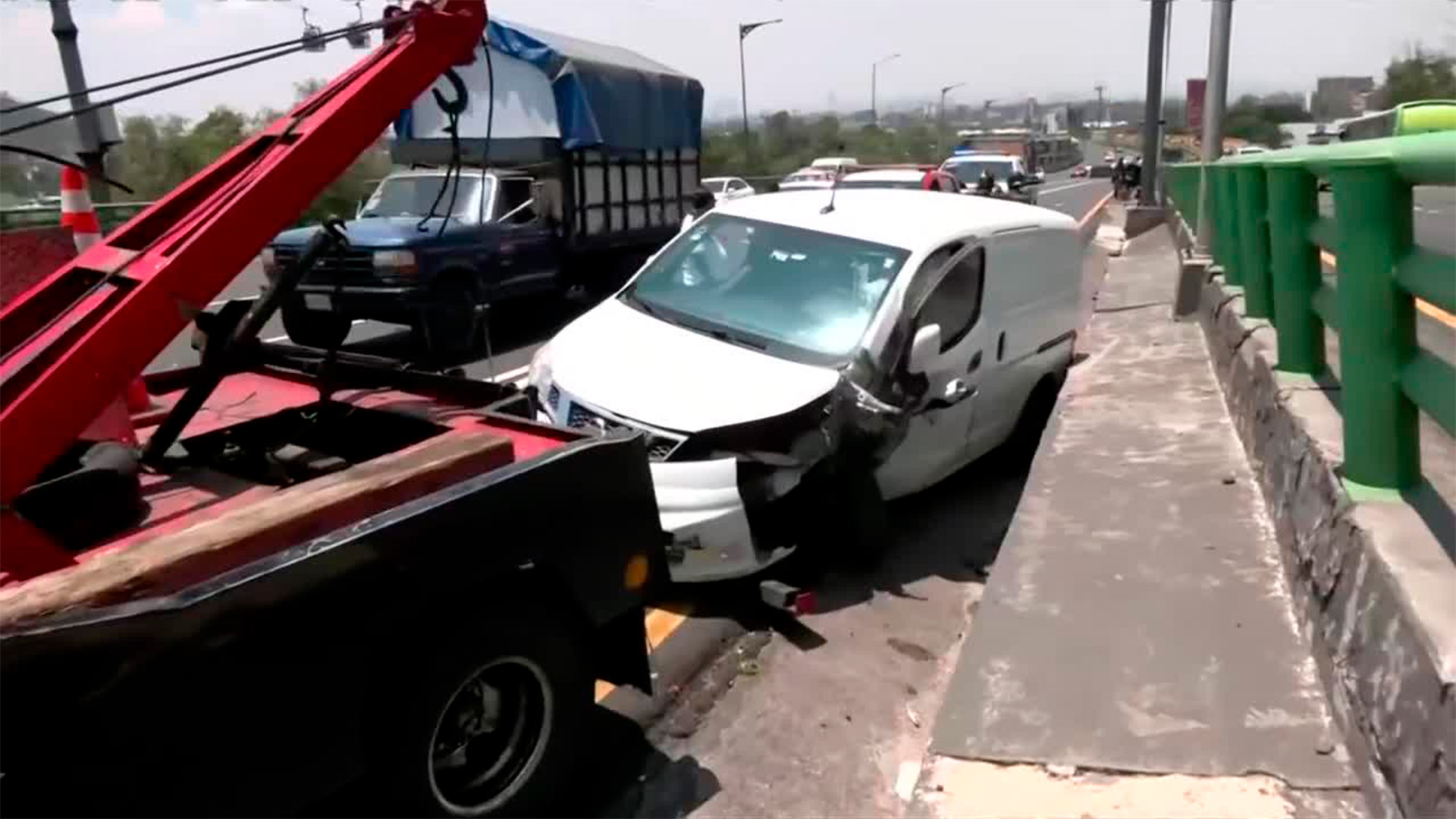 Camioneta se estrella contra muro en la México-Pachuca; acuden paramédicos y bomberos