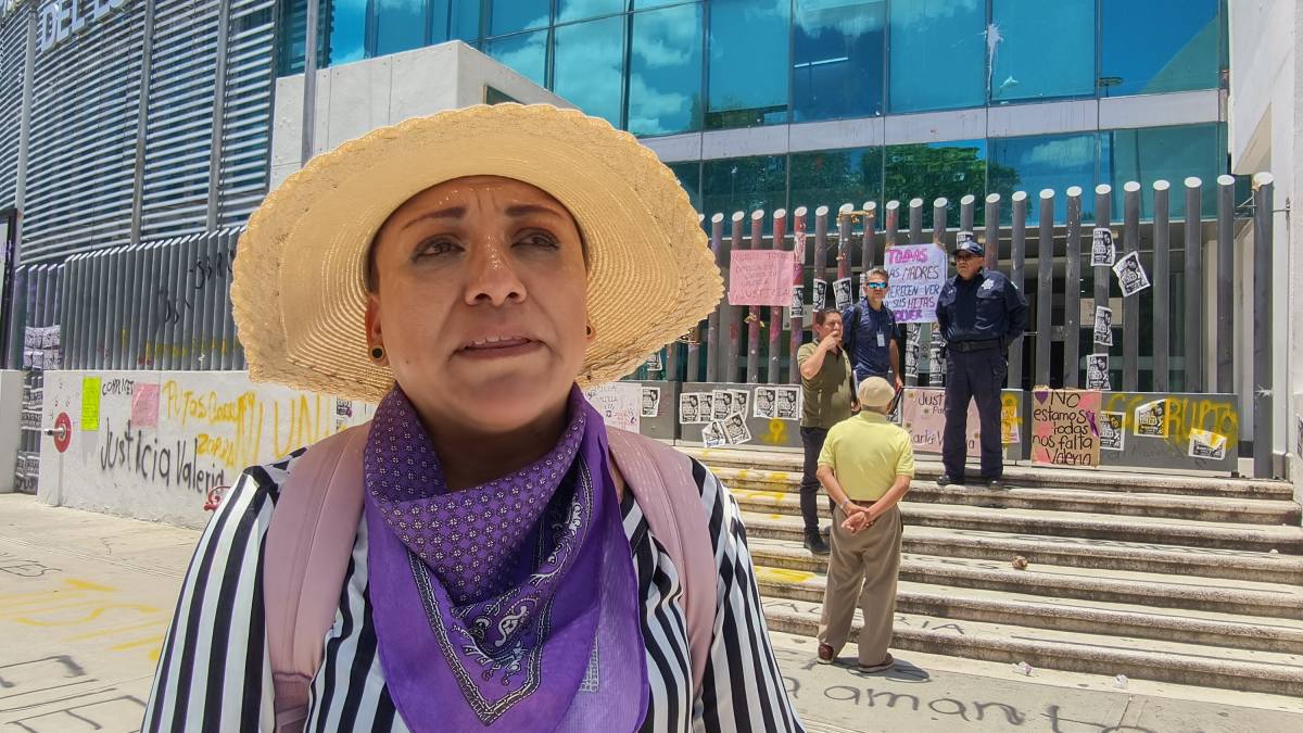 Carolina Sánchez, madre de Karla Valeria, afuera de las instalaciones de la Fiscalía de Puebla | Óscar Rodríguez