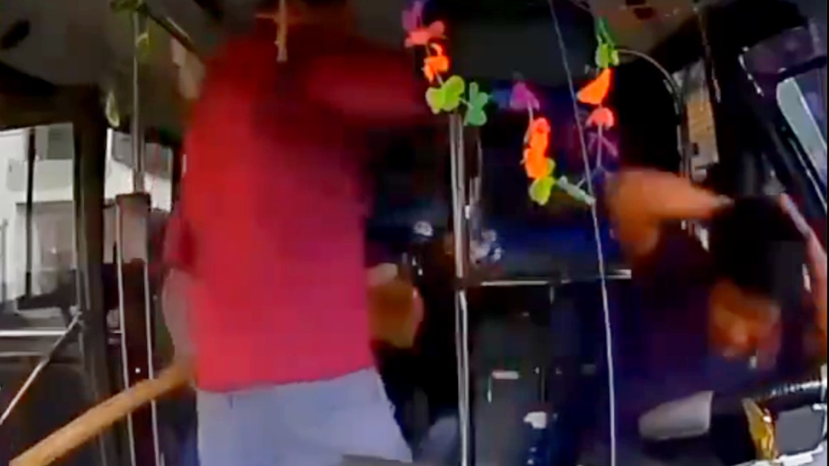 El chofer trató de protegerse la cabeza y tuvo que aventarse al pasillo para resguardarse entre los pasajeros / Isabel Zamudio