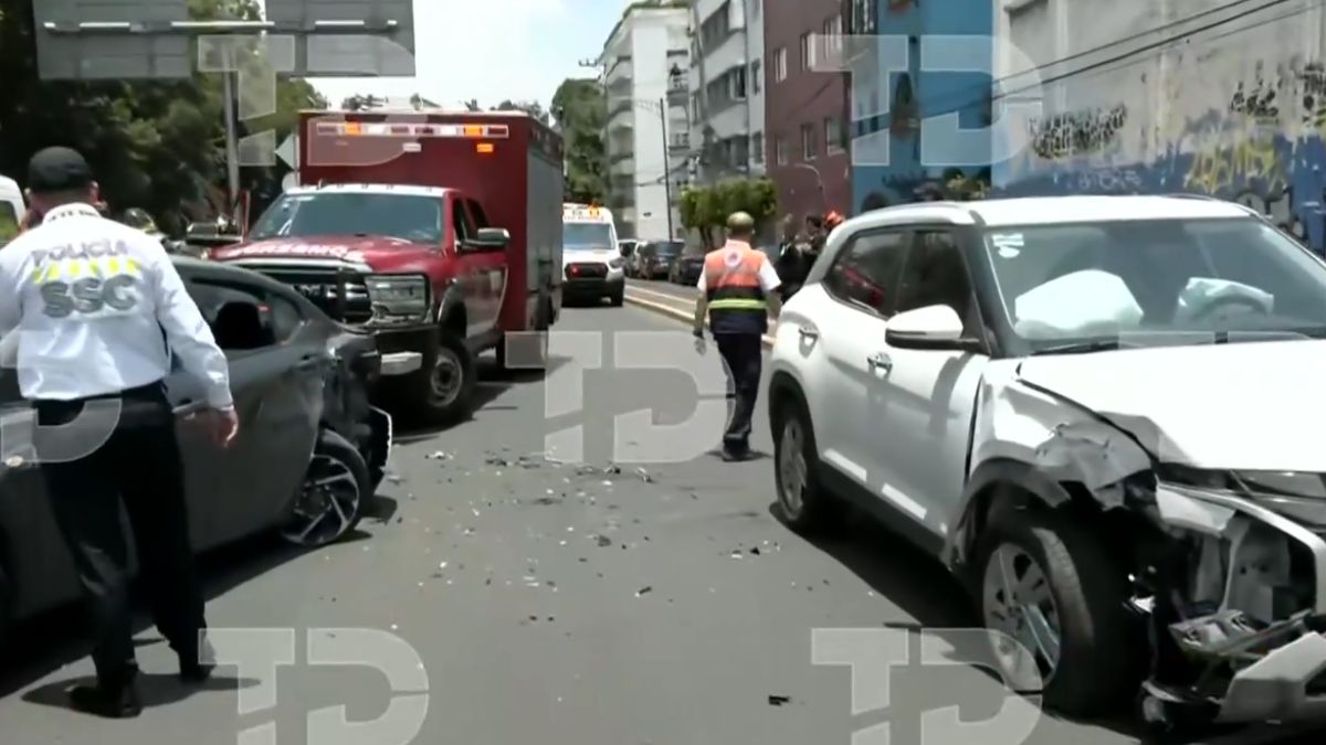 Un choque entre dos vehículos particulares provoca volcadura y deja lesionados en avenida Chapultepec, CdMx. | Telediario