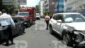 Un choque entre dos vehículos particulares provoca volcadura y deja lesionados en avenida Chapultepec, CdMx. | Telediario