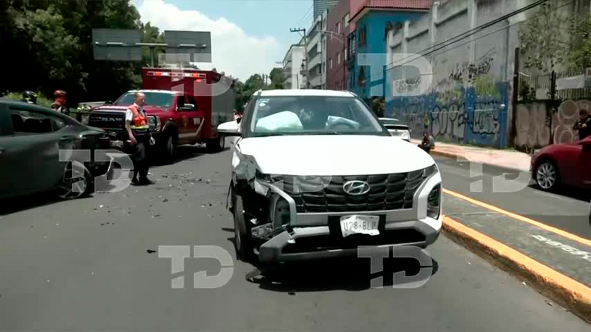 Choque y volcadura en Avenida Chapultepec deja varios lesionados y colapsa el bajo puente a Revolución