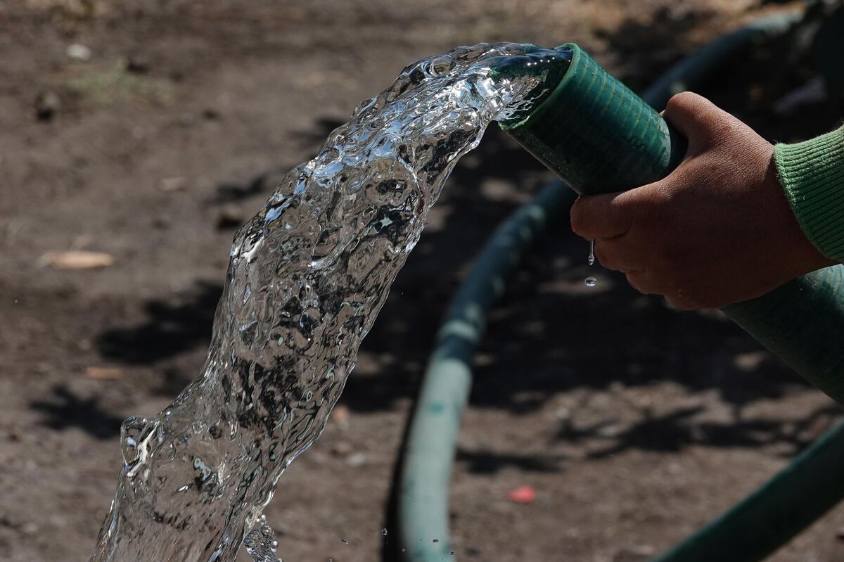Una cosa es administrar mejor el agua que tenemos y otra, muy diferente, es tener agua suficiente.| Imagen temática creada con Gemini IA