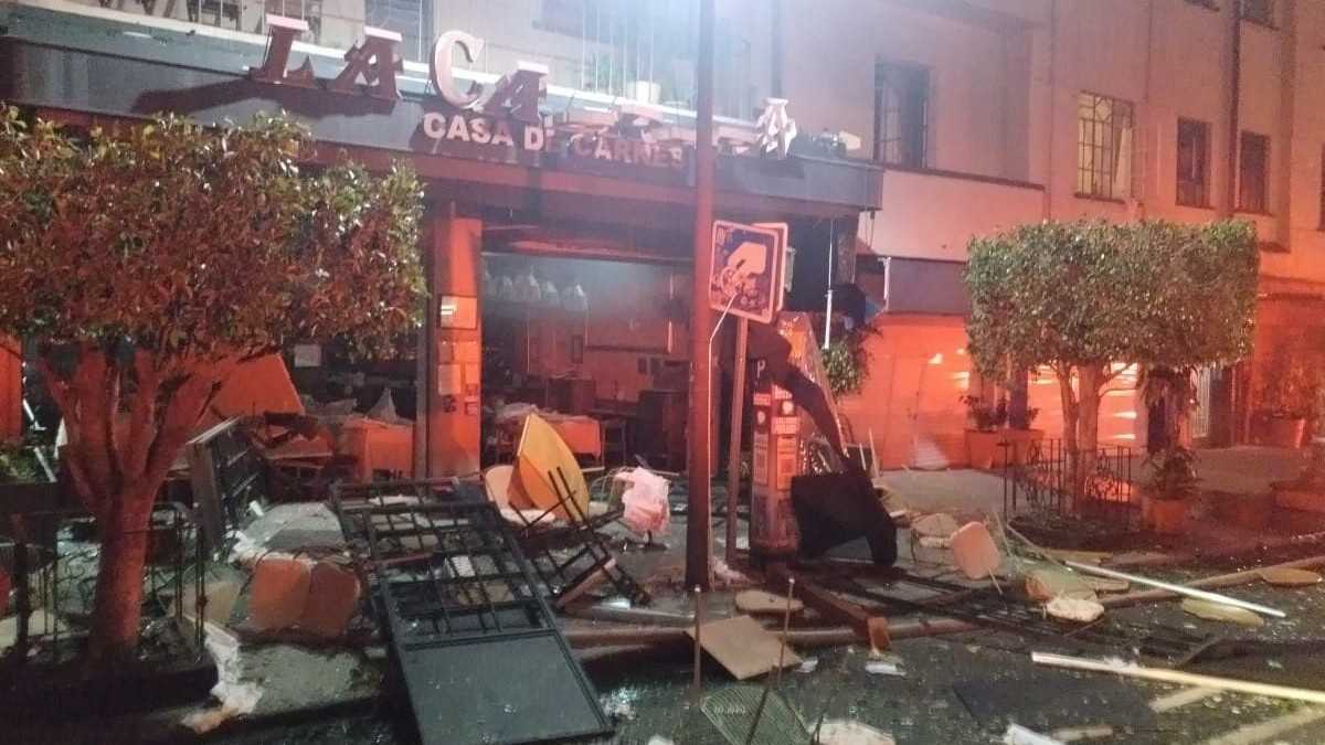 Explosión por acumulación de gas en restaurante La Cabrera de la colonia Roma Norte. / X @SGIRPC_CDMX