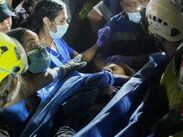 Hallar un "espacio vacío habitable" es vital. Médicos alertan sobre el shock tóxico al liberar a víctimas con extremidades aplastadas por horas.