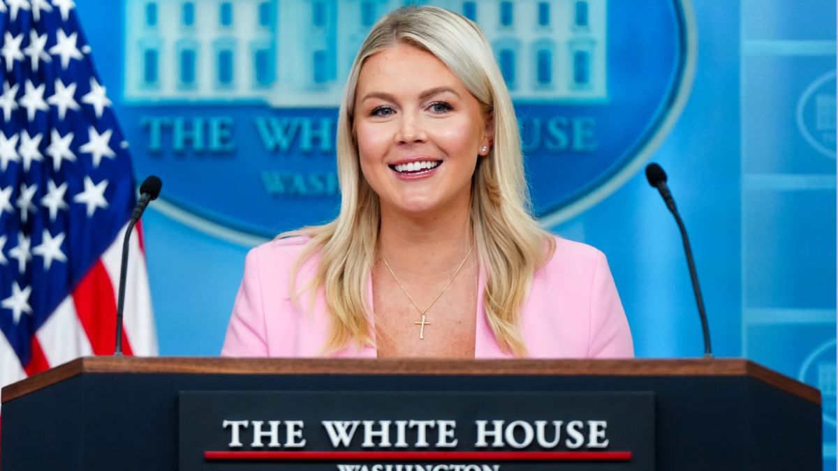 Karoline Leavitt dejará su cargo como secretaria de prensa de la Casa Blanca a finales de mes para priorizar a su familia. Trump la mantendrá como ase