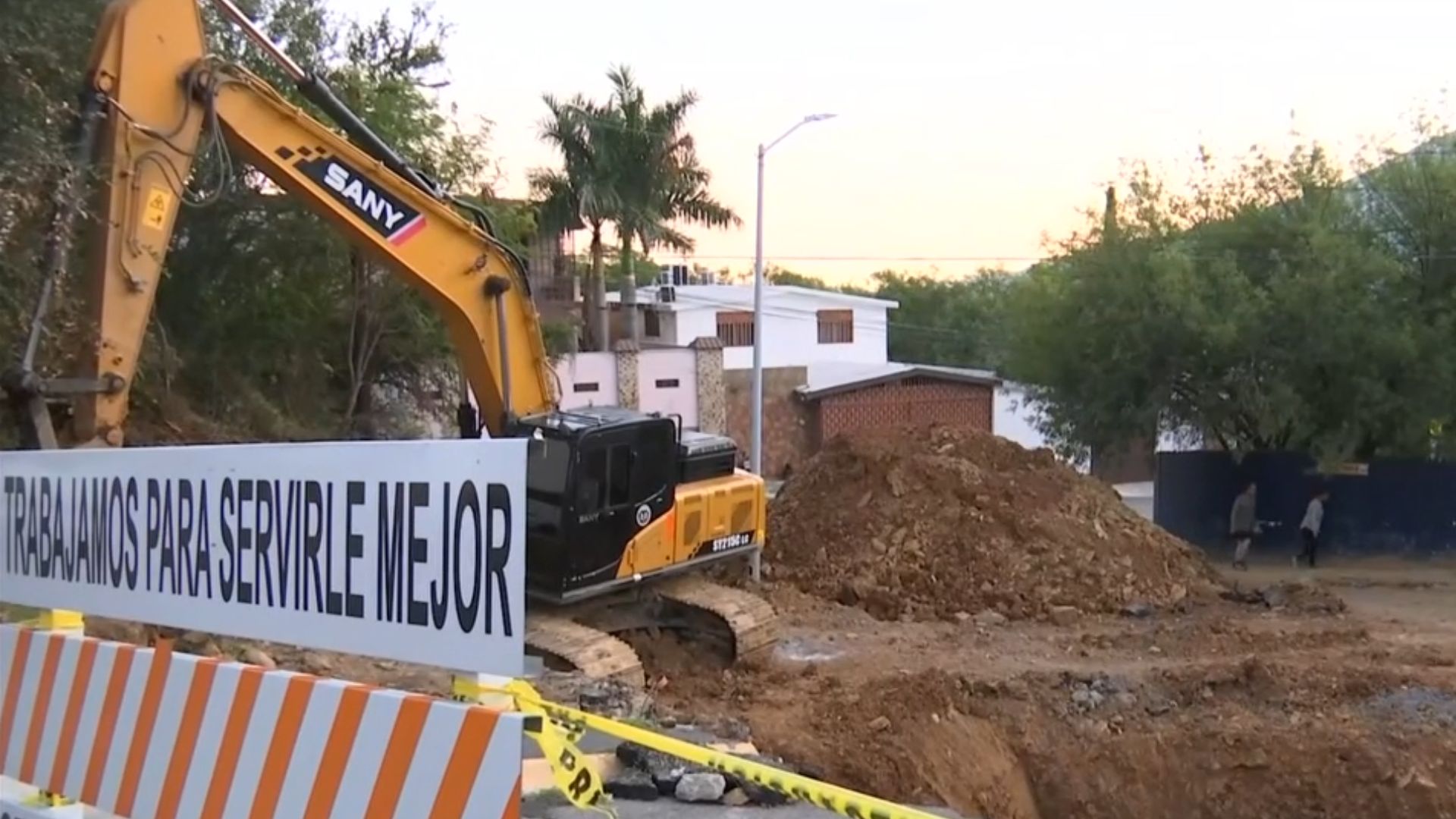 Obras de Agua y Drenaje provocan enorme socavón frente a primaria en Monterrey