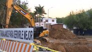 Obras de Agua y Drenaje provocan enorme socavón frente a primaria en Monterrey