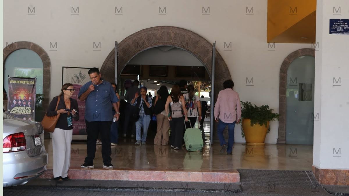 Los participantes comenzaron a arribar cerca del mediodía, en su mayoría acompañados por sus padres o familiares.
