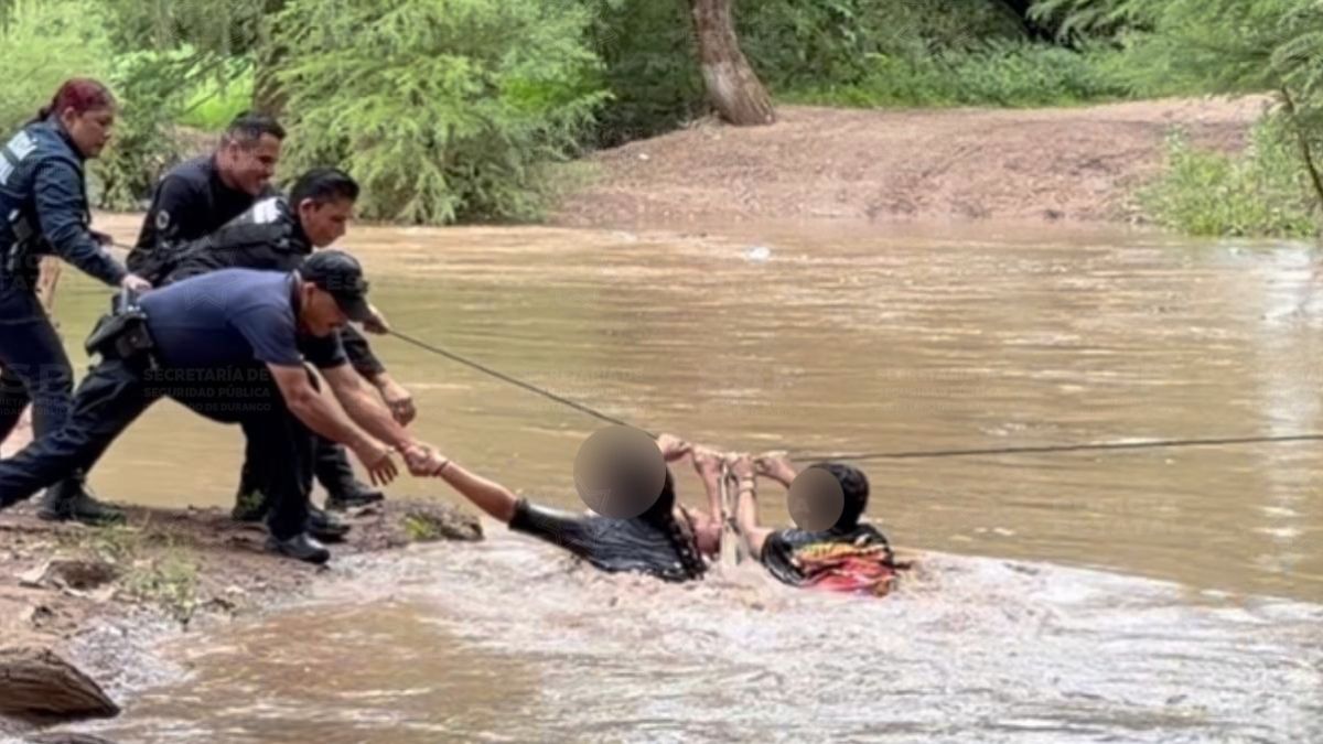 Debido a la peligrosidad de la creciente, los rescatistas tuvieron que ejecutar una maniobra de alto riesgo para poder alcanzar a los tres jóvenes.