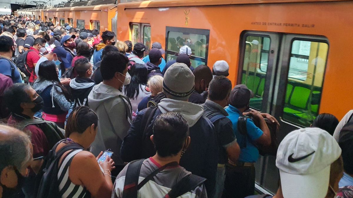 Debido a problemas en el servicio del Metro CdMx se puede registrar importantes aglomeraciones en andenes. | Edgar Rodríguez | Cuartoscuro