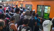 Debido a problemas en el servicio del Metro CdMx se puede registrar importantes aglomeraciones en andenes. | Edgar Rodríguez | Cuartoscuro