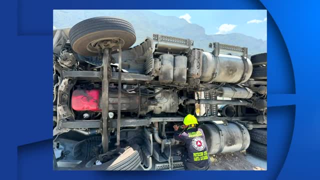 Roban tractocamión en Santa Catarina y termina volcado en la Saltillo-Monterrey
