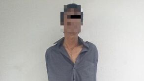 Ante el señalamiento directo, los agentes procedieron con el arresto del individuo.