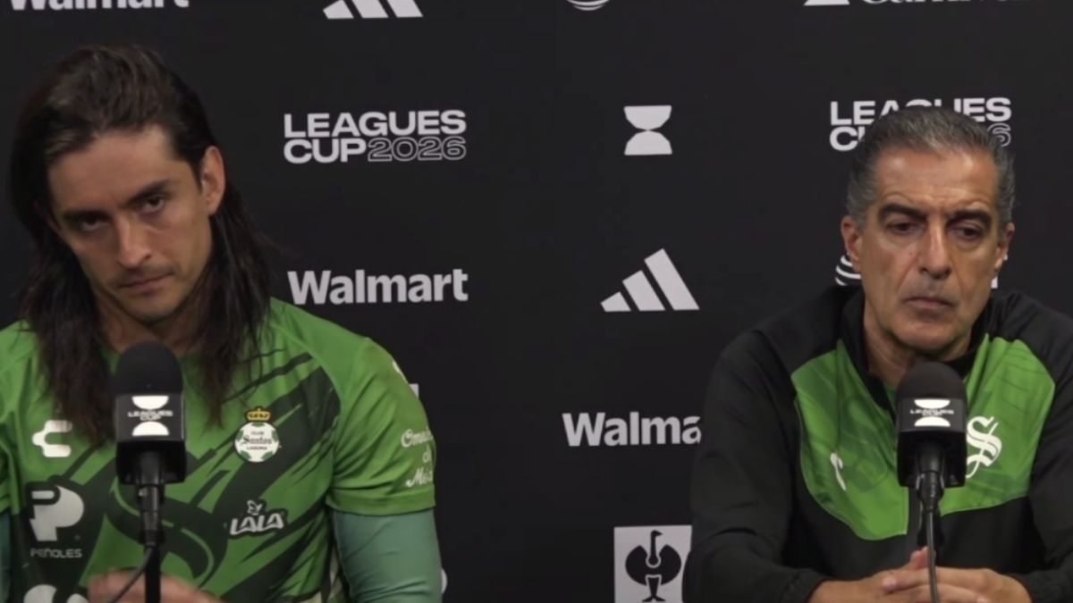El técnico portugués salió en defensa de su guardameta, señalando que los errores son parte del juego y que el futbol es un deporte colectivo.